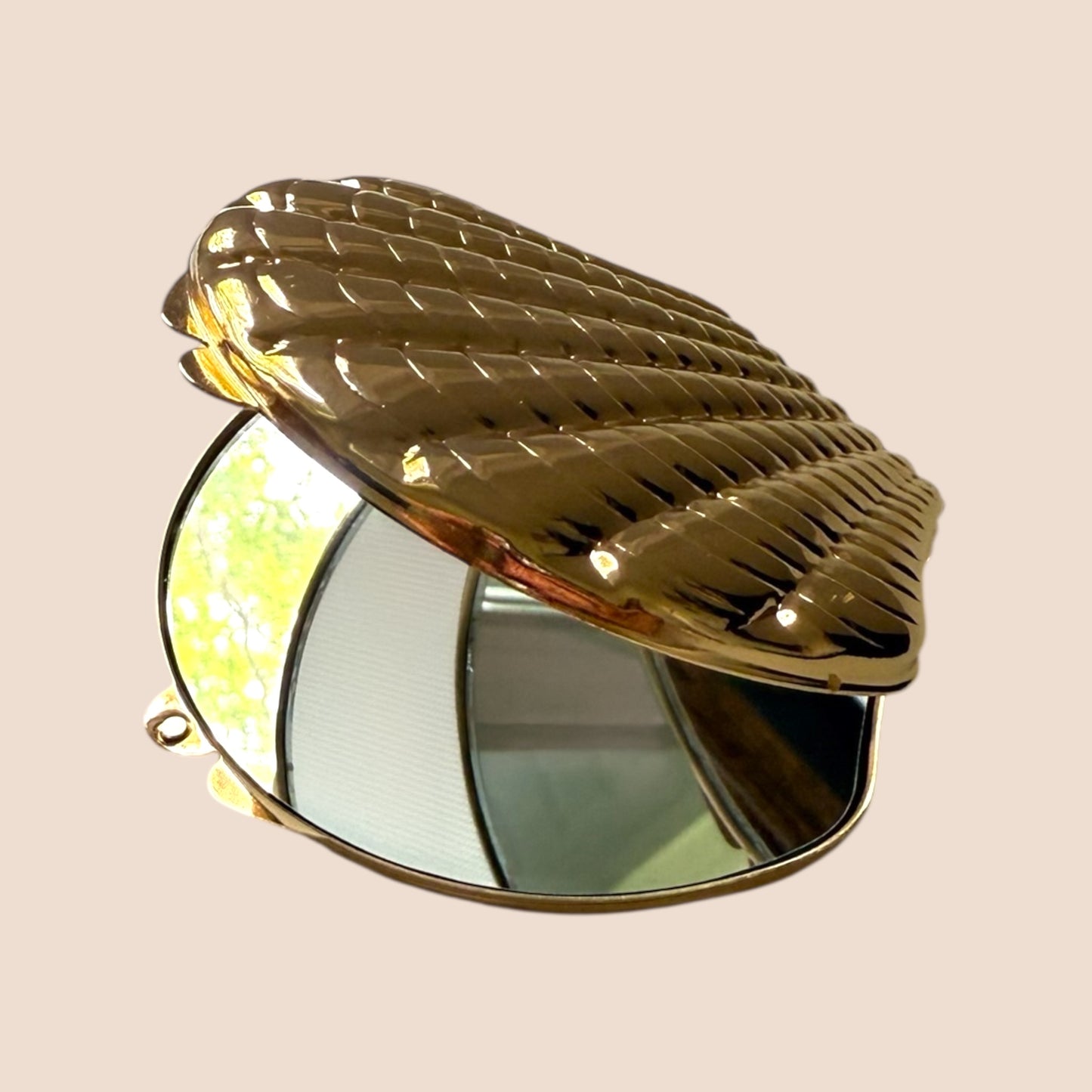 Golden Seashell Compact – Vintage-Inspired Shell Mirror